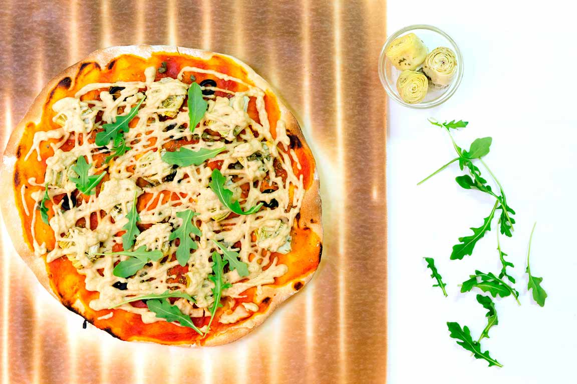 Pizza de alcachofas a la romana y queso de anacardos